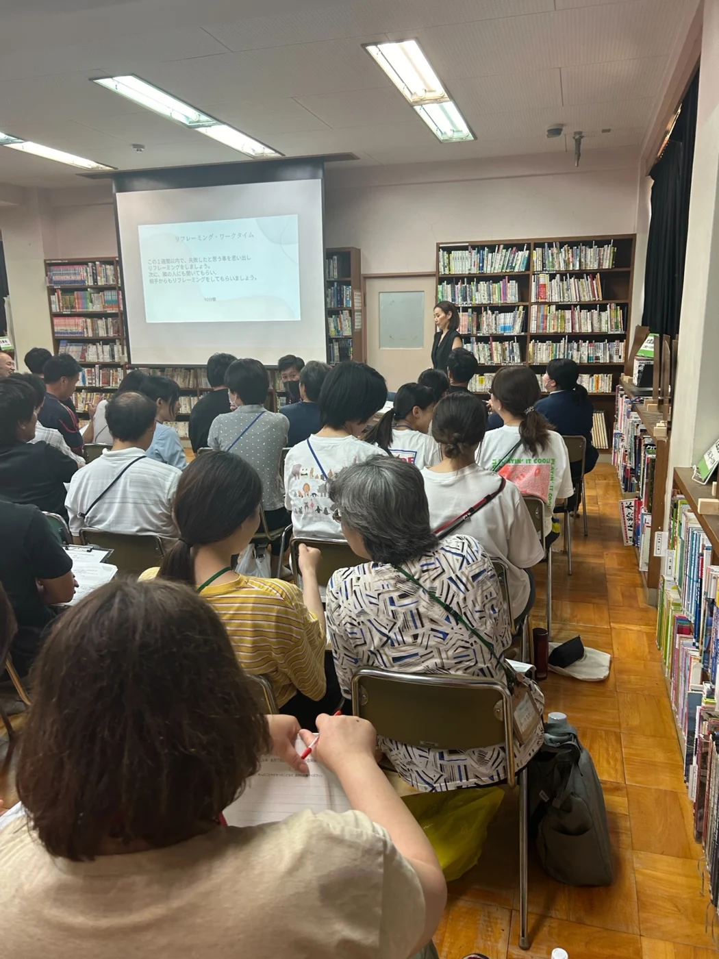 学校研修の様子：東口るみの登壇と参加者