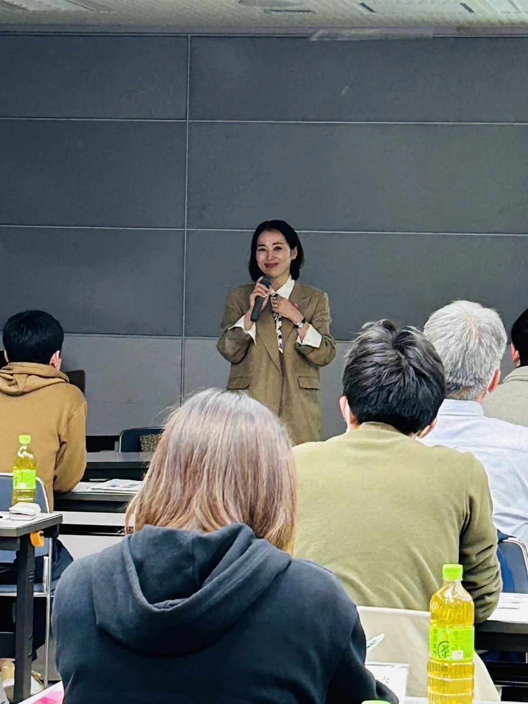 学校研修の様子：東口るみの登壇と参加者