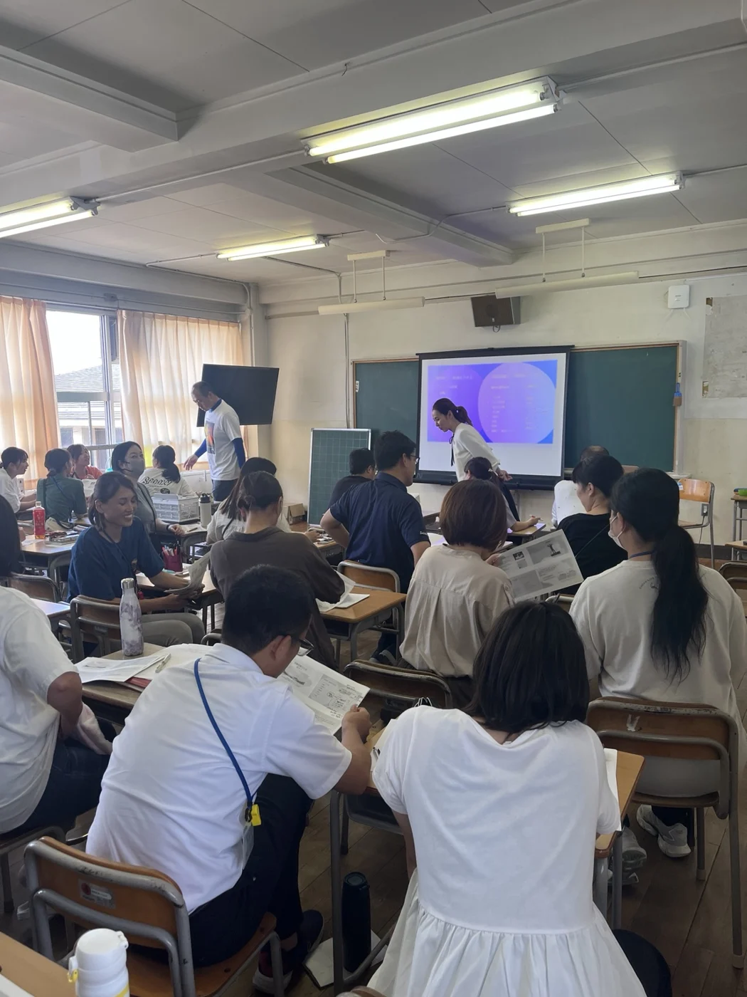 学校研修の様子：東口るみの登壇と参加者