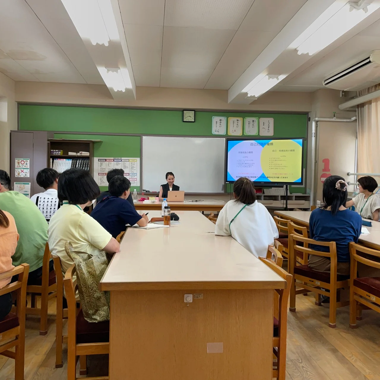 学校研修の様子：東口るみの登壇と参加者