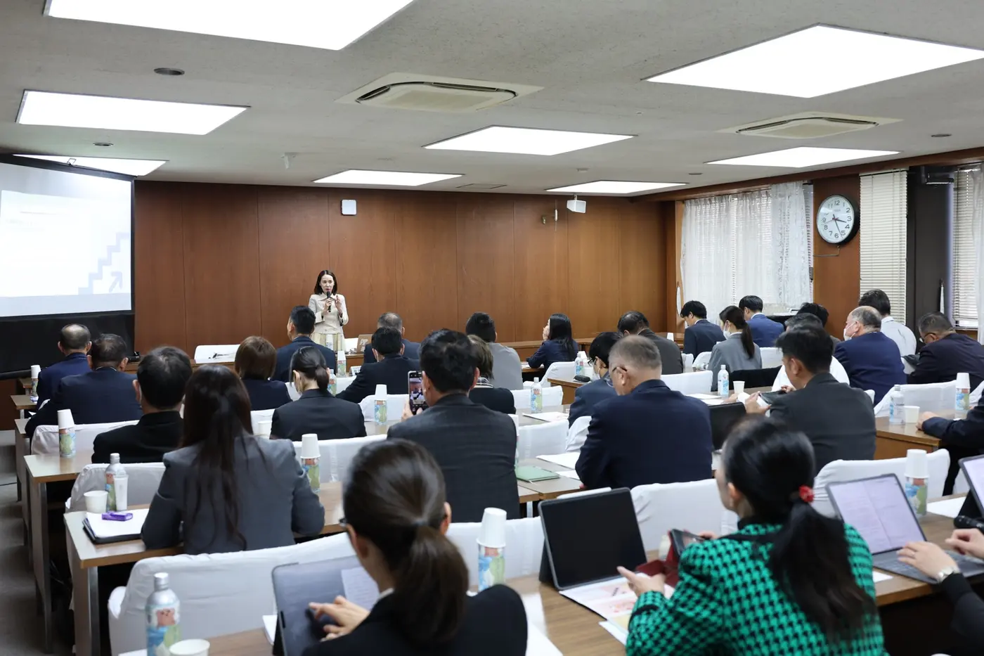 市議会研修の会場と参加者