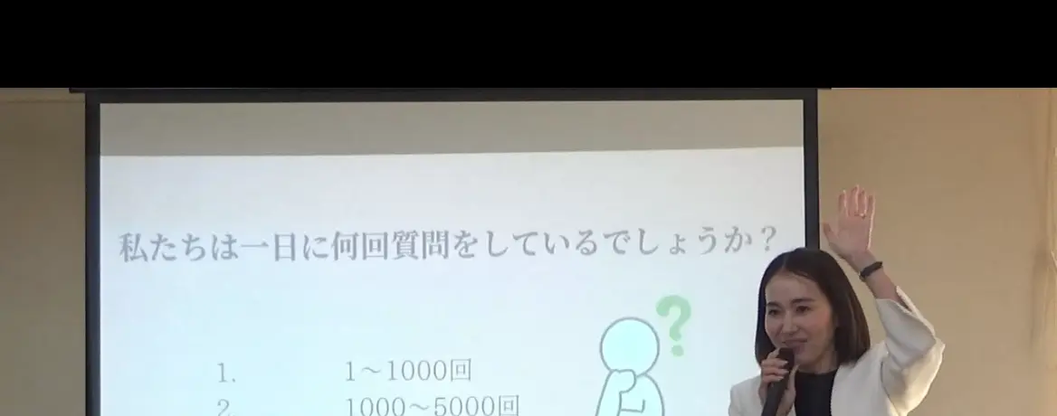 保育研修で問いかけながら話す東口るみ