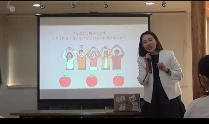 保育研修でワークを説明する東口るみ
